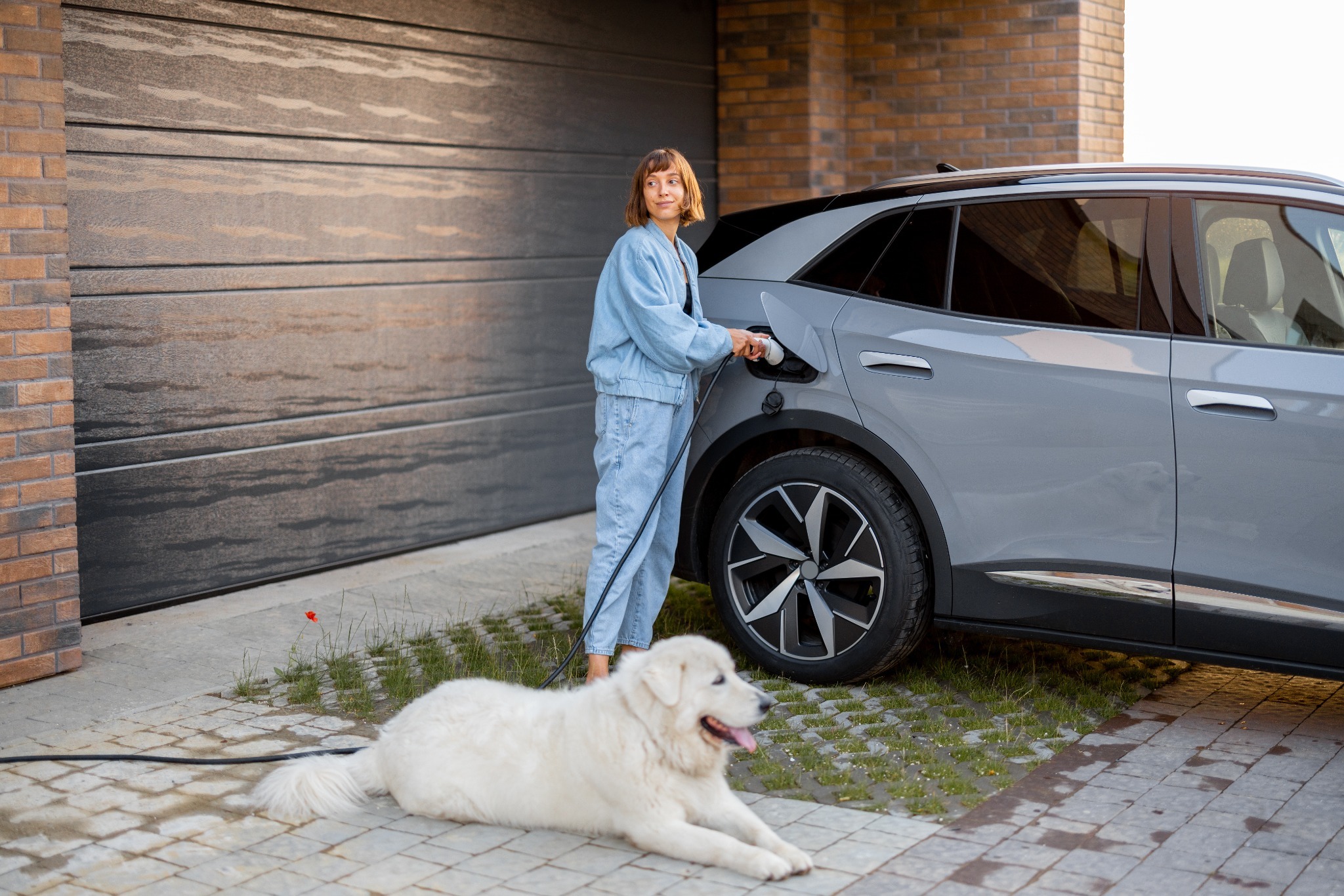 woman charging her ev-car.
